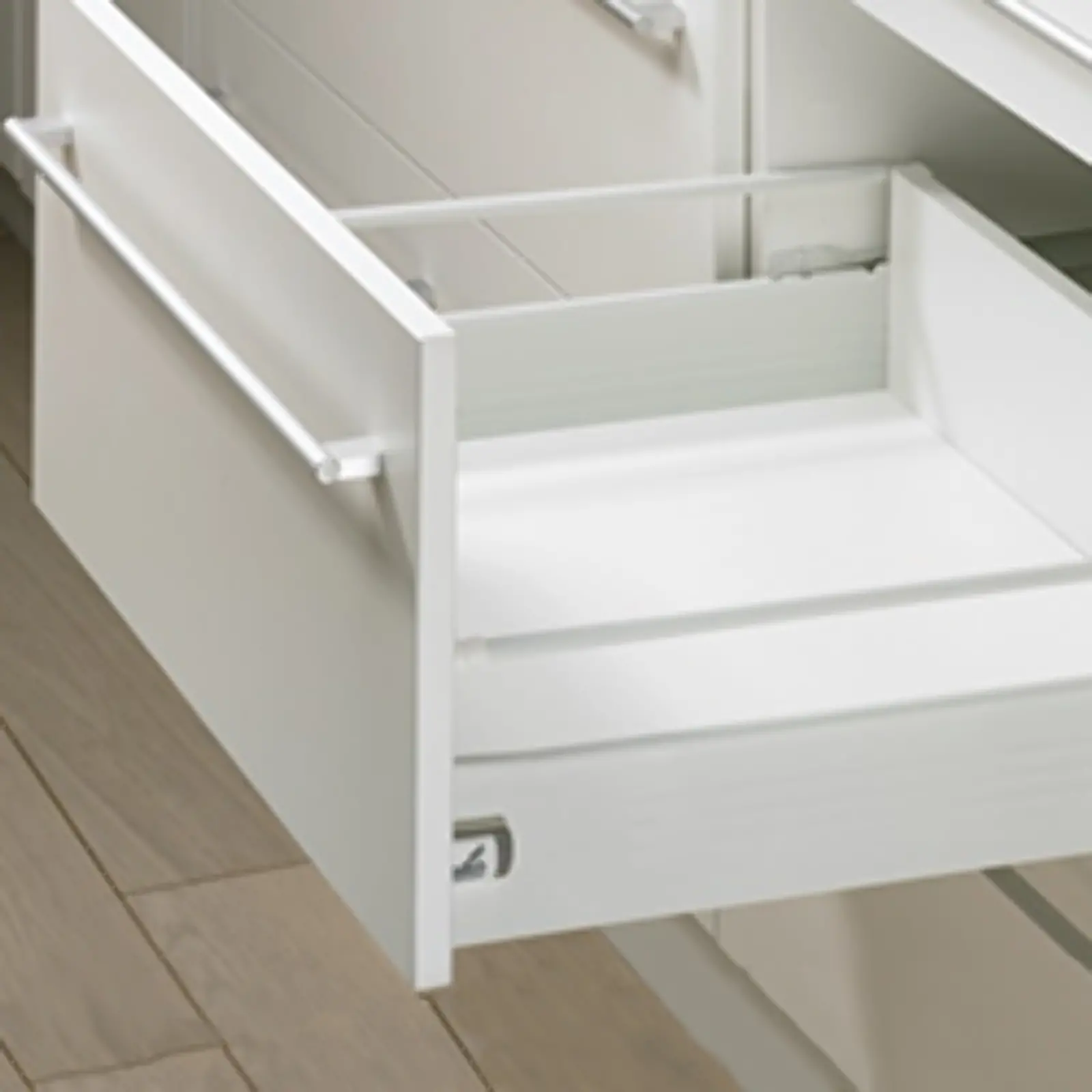 Tiroir Multitech,



 Profil Cabinet Extension Partielle, à Droite, Longueur 450mm, fini Blanc. 461204.